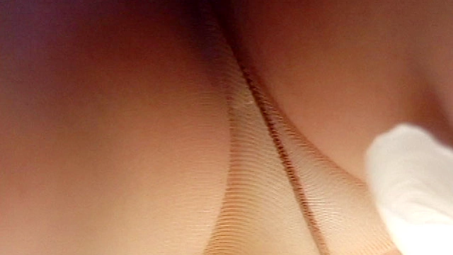 熟女の破廉恥パンティ！！パンティの覗かれる瞬間！