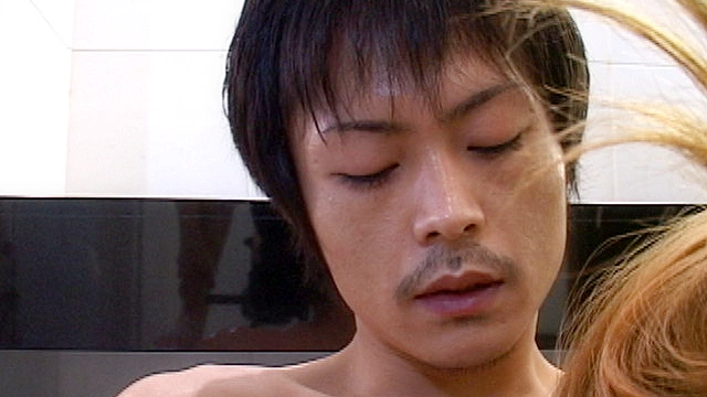ツルツル桃尻青年がメスに美根をぶっ刺す！