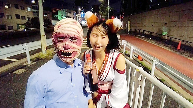 渋谷のハロウィンで見つけたパリピが挑戦！巨乳の彼女が何をされても我慢できれば100万円ノーリアクションゲーム！美巨乳きつねちゃん