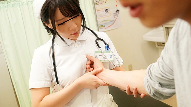 チョー欲求不満のオシャブリ大好き看護師！体調不良で検査に来ていたクリニックで休んでいると、先生がいない隙にチョー欲求不満のオシャブリ大好き看護師から「検査だよ」と言われキンタマを吸われて亀頭も舐められ、喉の奥までシャブラれ、我慢出来ないですと言ったら、出したらダメよエッチもしたいんだからと、そのまま先生に見つからないように診察室でチ○ポがもげるような騎乗位セックス！！おかげで元気になりました！