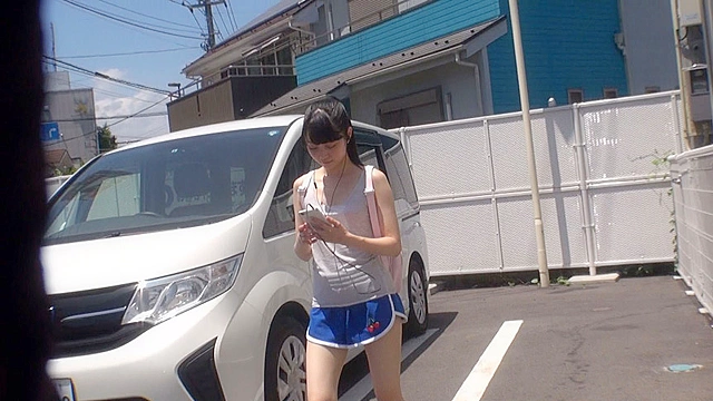 北陸のとある田舎町にノーブラでうろついていると噂の乳首ぽっち美少女を探しに車を走らせました。