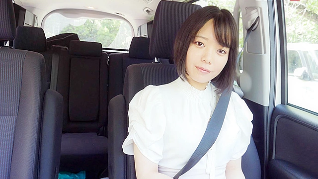茨城出身の純真無垢な149cm小柄な元アイドル朝海凪咲 AV出演のきっかけになった憧れの女優の1番好きな作品に出演し絶頂イカされまくり！もぎたていいなり温泉旅行