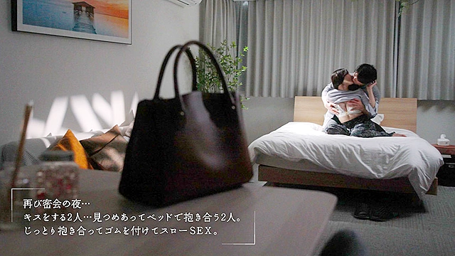 旦那が近くにいるのにクチに出された精子を不意打ちゴックンした奥様は不倫記念と言って会う度に精子を飲んでくれるようになりました 森沢かな