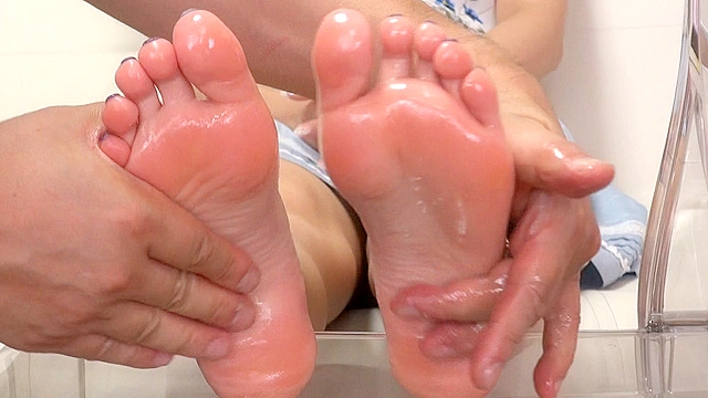 美女の足裏をふやけるまで舐めたい！  紺野ひかる