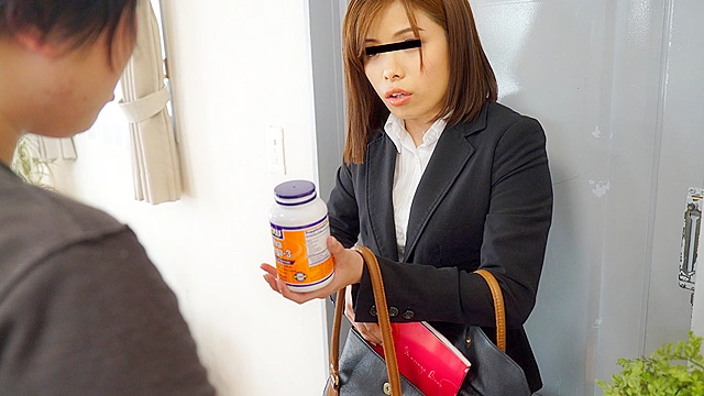 コレが伝説の枕営業！？突然マンションにやって来た新人セールスレディ！こっちは全く興味がないのに、しつこく営業をかけてくる！？あまりにしつこいからダメ元でHなお願いをしてみたら、タイトスカートに何をしてもいい！と恥ずかしそうに言い出した！？思わずソソられ思いっきり勃起チ○ポをピタ尻に擦りつけてみると…超敏感に感じ始めたのでそのままハメまくってやりました！！