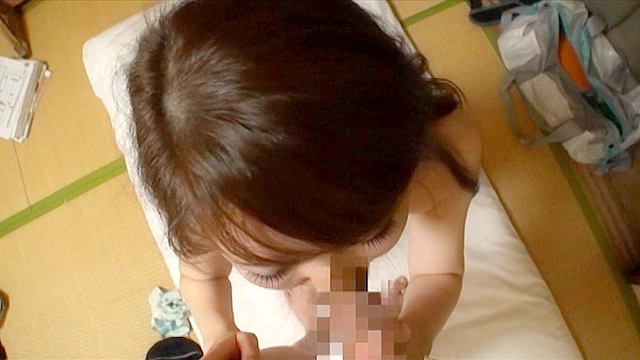 街でブラブラしていたら男に声を掛けられて、初対面なのに男の家までついて行っちゃうガード甘すぎなおばさん 12人8時間 2