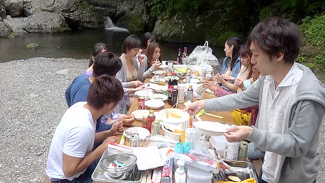 「『おばさんを興奮させてどうするの？』キャンプ場でヤりまくりSPECIAL 青年チ○ポを押しつけられたおばさん妻は嫌がりながらも本当はママ友に自慢したい！！」 VOL.2