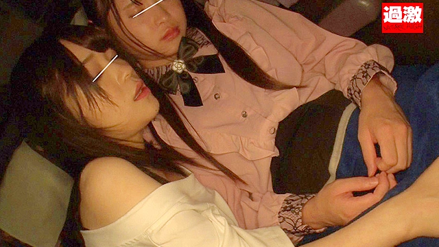 夜行バスで隣になったレズお姉さんに密着キスと全身ベロ舐めでイカされたウブ娘はシートを濡らすほどの愛液を漏らし続けて感じまくる