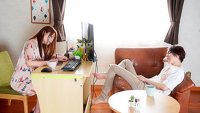 机の下で事件は起こる。