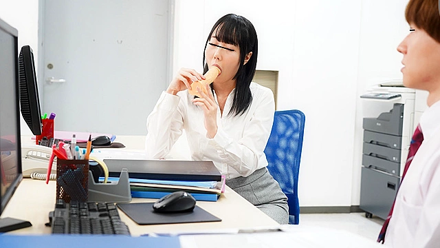 新人女子社員は、社内パパ活するフェラ上手でチ○ポが千切れそうになるぐらい頬を凹まし吸い込むソソるバキューム女子社員