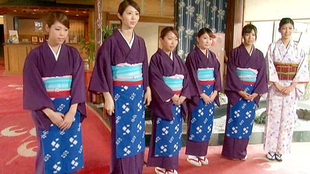 新人仲居さんが恥ずかしいけど一生懸命 着物をめくって下半身丸出しダッシュ！！ 赤面大運動会＋温泉街で一番の美人若女将