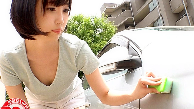 まさかノーブラ！？無防備な貧乳美少女がコリコリに勃った乳首を服越しに露わにする姿に興奮してしまい…
