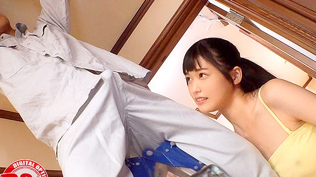 まさかノーブラ！？無防備な貧乳美少女がコリコリに勃った乳首を服越しに露わにする姿に興奮してしまい…