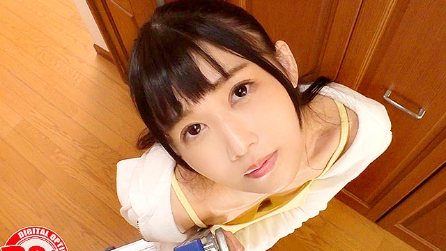 まさかノーブラ！？無防備な貧乳美少女がコリコリに勃った乳首を服越しに露わにする姿に興奮してしまい…