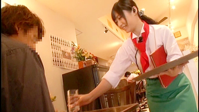 接客中に顔を紅潮させながら感じまくるバイト娘6 ～コンビニ、ゴルフキャディ、カラオケ、イタリアンレストラン～