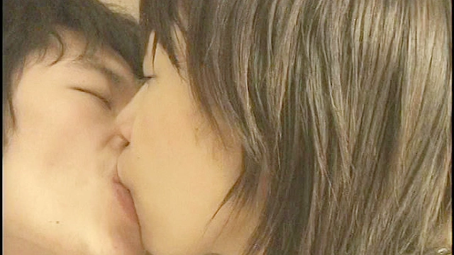 美乳綺麗なフェロモン熟女さん！ 若い青年に筆下ろしHして下さい！！