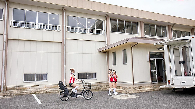 Hなママさんがきっかけで芋づる式に大集合！！ 勝浦では敵なし最強ママさんバレー部が早漏に悩む男性のちんちん研究 旦那とご無沙汰欲求不満妻7名収録【マジックミラー号25周年記念作品】