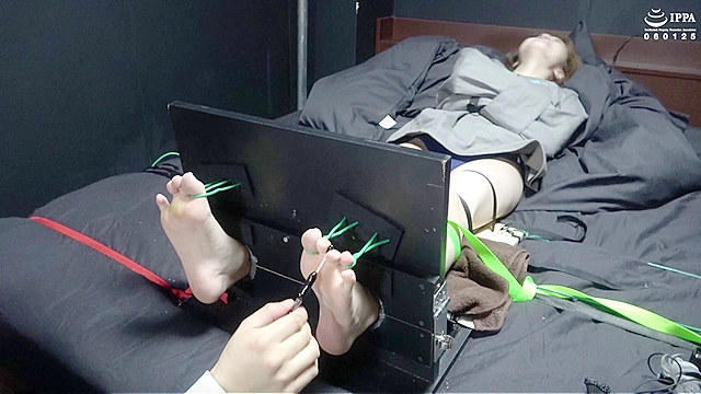 「足枷＋拘束衣での完全拘束！ 囚人Tの足裏くすぐり更生プログラム！」