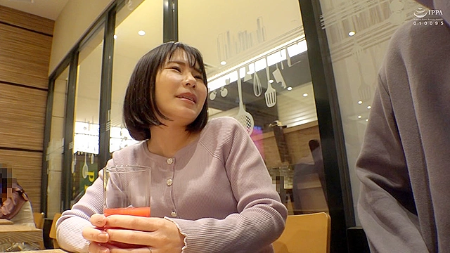 上京妻と大人のワンナイト 人妻にお酒とザーメン飲ませてみました ＠新宿 地方の人妻限定 巨大バスターミナル前で訳アリ人妻をナンパしてみた14