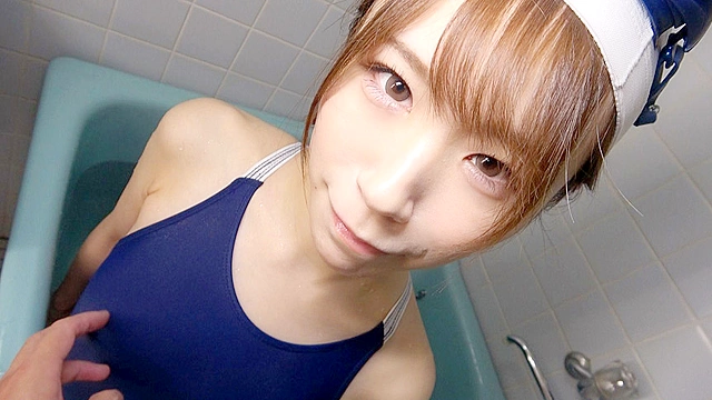 真白美生 濡れてテカってピッタリ密着 神スク水 可愛い女子のスクール水着姿をじっとりと堪能！着替え○撮から始まり貧乳から巨乳にパイパン、ハミ毛、ジョリワキ等のフェチ接写やローションソーププレイやスク水ぶっかけ等を完全着衣で楽しむAV