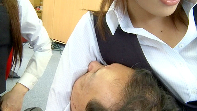 働くOLの日常の臭い責め