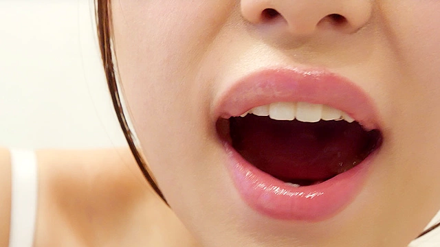 【舌フェチ】大人気女優あおいれなチャンの舌フェチ動画！