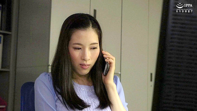 彼氏と電話している彼女をNTR 声を押し殺して何事もないように装う女に大興奮！まさか自分の彼女が電話の向こうで男のチンチンをシゴいているとは…2