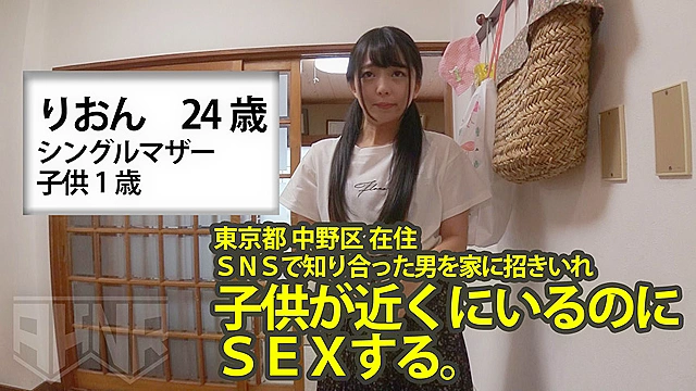【シンママ動画】 お子さんが隣室にいる中で必死に声を押し殺しながらも感じている美人妻  りおん24歳