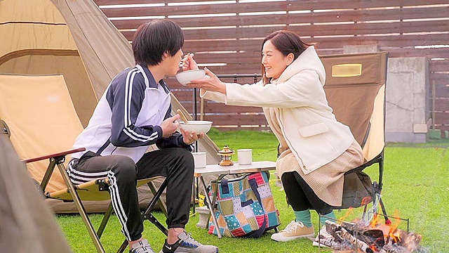 旦那にソロキャンと偽っては息子が通うスイミングスクールの年下コーチとテント不倫をくり返す不貞ママ 古東まりこ