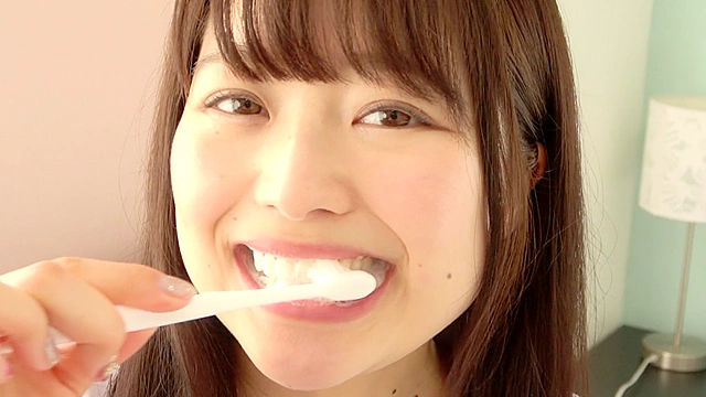 大人気女優 宮沢ちはるチャンの歯磨き＆唾飲ませ＆乳首舐め手コキ！！！