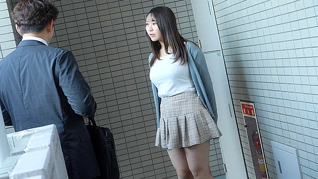 清楚なフリして爆乳で誘惑してくるこっそり痴女お姉さん