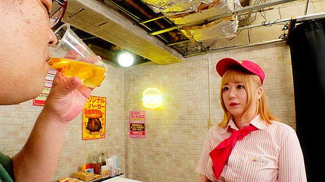 脱糞ファーストフード  ギャル店員みうの大量糞！クソースホットドッグを召し上がれ♪