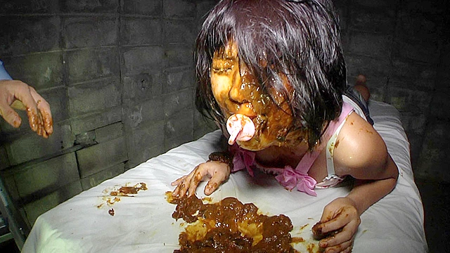 スカトロ！むせかえる食糞便器女3