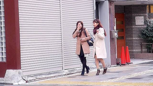 美女が美女をガチ口説き！素人ナンパレズビアン