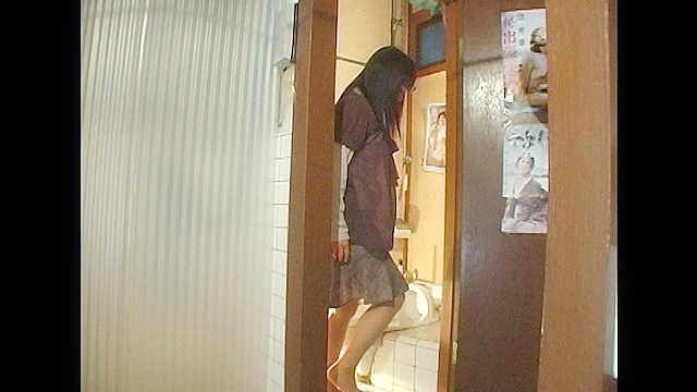 覗き！和式便所100連発！！！！！！！！ かすかな女の吐息と恥ずかしい音を聞いてみませんか？