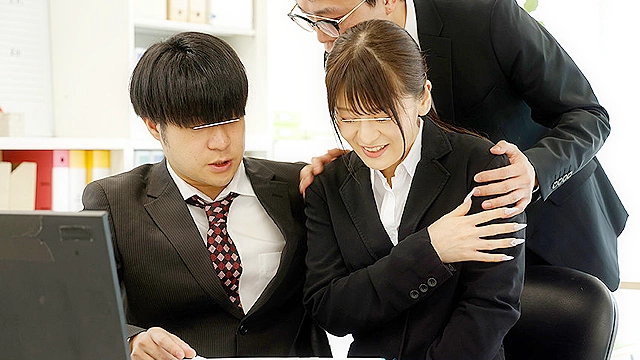 ウブだと思った新入女子社員に逆転セクハラ ソソる新入社員と二人きりなのでセクハラ乳揉みしてやろうと後ろから抱きついたら…泣き出した！と思ったら嘘泣き！！「こんな事して良いんですか？」とニヤリとされ、ウブだと思った新入女子社員に逆転セクハラで僕のチ○ポは弄ばれました。