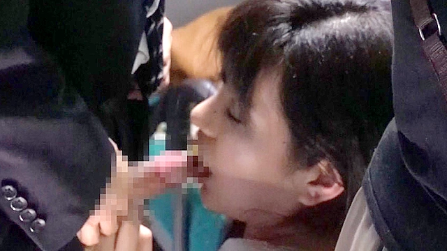 通勤バスはギュウギュウの満員で目の前には黒パンストのOLだらけ！どうしようもなく興奮しちゃった僕は生チ○コ擦りつけたら握り返してきた7
