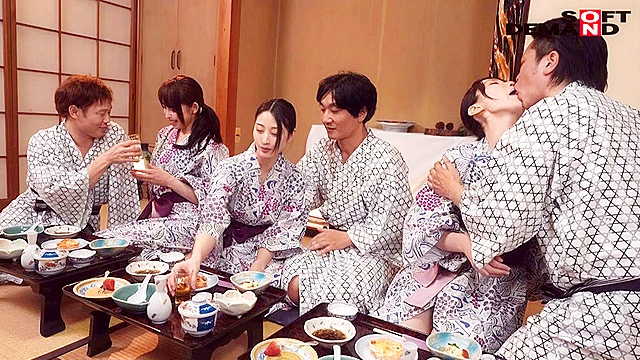 本物人妻レーベルからデビューした奥様たちが1本限りの同窓会 本物人妻3人が豪華共演！旦那に内緒の温泉旅行で酒池肉林の大乱交