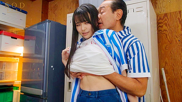 際どいグラビアアイドルをしてた経歴を内定先にバラすと脅されて、大嫌いな店長のいいなりに… 恋渕ももな