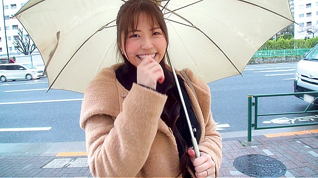 街角で結婚2年目の笑顔が素敵な巨乳奥さんにインタビューと偽り事務所に連れ込んで仕掛けたエロトリップでメ～ロメロにして中出し性交！ りなさん27歳