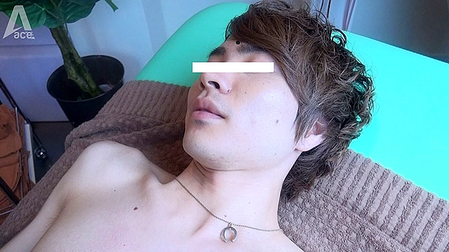 可愛い系イケメンの蓮が痴女エステティシャンに本気のセックス！
