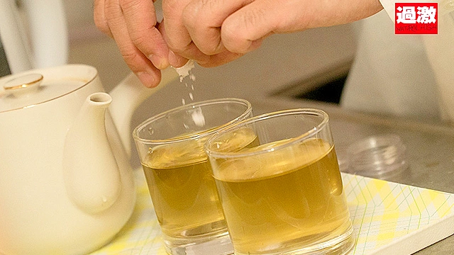 オシッコ我慢中に無理やり巨根をねじ込まれ激ピス！快感に耐えきれず絶頂お漏らしする足腰ガクブル家庭教師