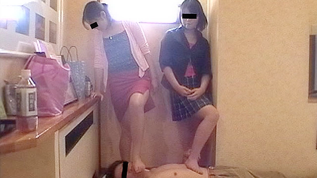 18歳ウエートレス二人初めての足踏み舐め