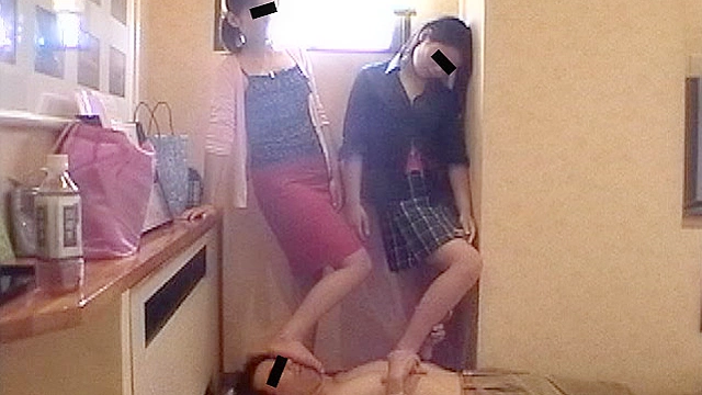 18歳ウエートレス二人初めての足踏み舐め