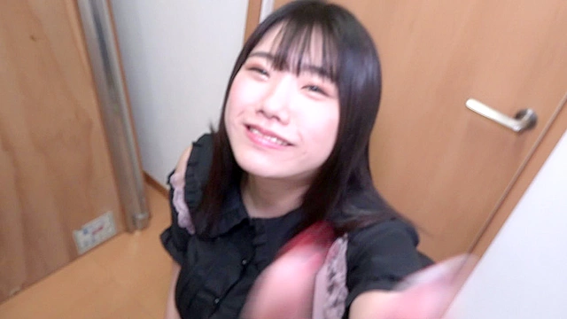 街行く女性16人！スマホに入っている一番エロい動画を見せて下さい