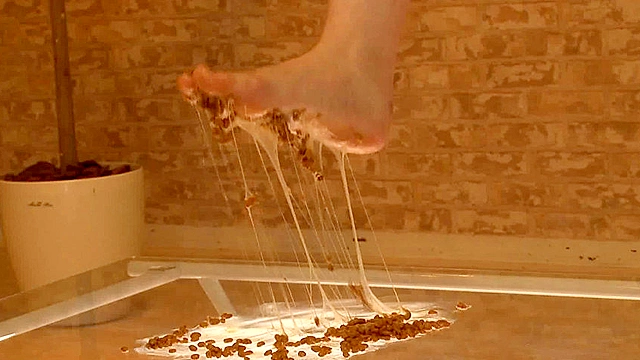 臭いそうな素足で、納豆をネバネバにこねくりまわすドSなOL
