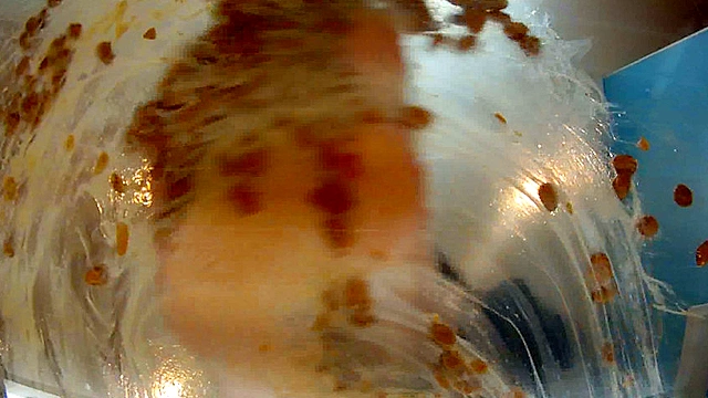 臭いそうな素足で、納豆をネバネバにこねくりまわすドSなOL