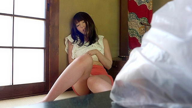 「お願い！ここでして！」田舎暮らしの人妻はスリルを求めて止まらへん。久しぶりに見た近所の若チ○ポに辛抱できず、旦那が家の中に居るのに玄関先や屋外で声を殺してハメ狂う！野外でドキドキしてハメるから余計燃え盛ってしもたんやわ