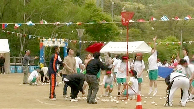 「自分のエロさに気付いていない無意識な誘惑 （大きな胸/パンチラ/密着）で運動会中の保護者を勃起させてしまった美人ママはヤられても拒めない」VOL.1