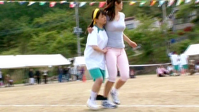 「自分のエロさに気付いていない無意識な誘惑 （大きな胸/パンチラ/密着）で運動会中の保護者を勃起させてしまった美人ママはヤられても拒めない」VOL.1